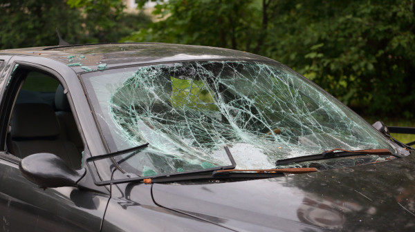 Zašto se na vetrobranu koristi laminirano staklo umesto kaljenog