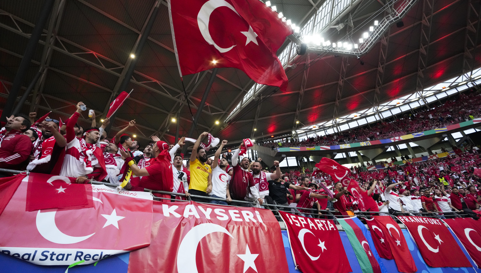 Turcima teško pao poraz – opšta tuča sa holandskim navijačima VIDEO