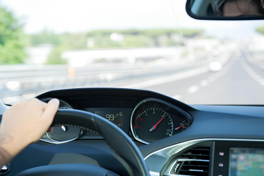 Kada je bolje krenuti na more automobilom – danju ili noću? ANKETA