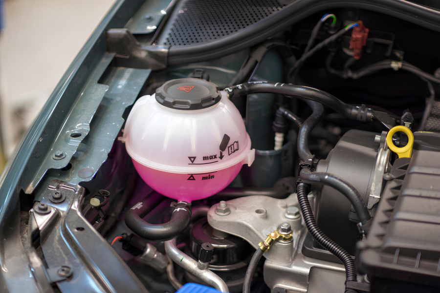 Letnje vrućine i problemi na automobilu: Šta obavezno treba proveriti pre puta