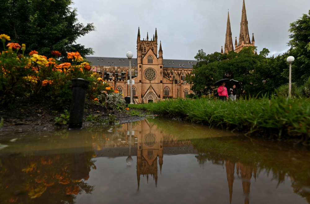 Vandali odrubili glavu skulpturi Device Marije FOTO