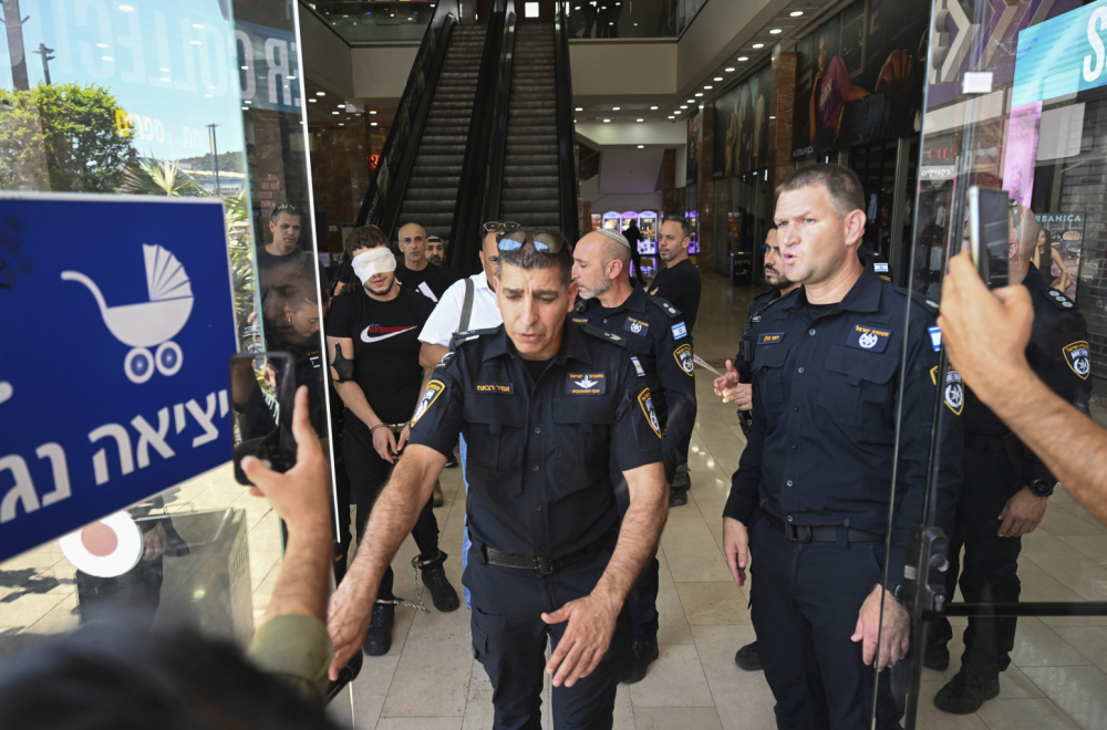 Teroristički napad u tržnom centru u Izraelu: Totalni rusvaj, pogođena dva mladića, jedan preminuo FOTO/VIDEO