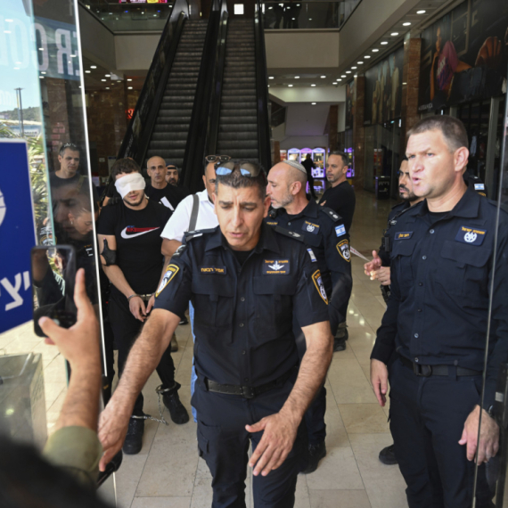 Teroristički napad u tržnom centru u Izraelu: Totalni rusvaj, pogođena dva mladića, jedan preminuo FOTO/VIDEO