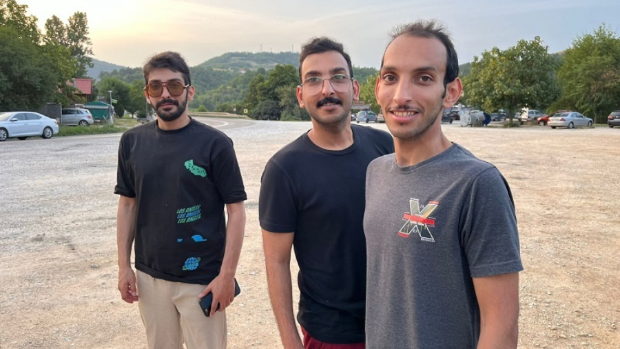 Ibrahim, Muhamed i Omar posebnim automobilom došli do Čačka: Oduševljeni Srbijom FOTO