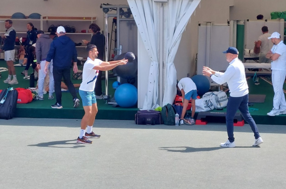 Novak se zagreva za meč – neočekivan susret FOTO