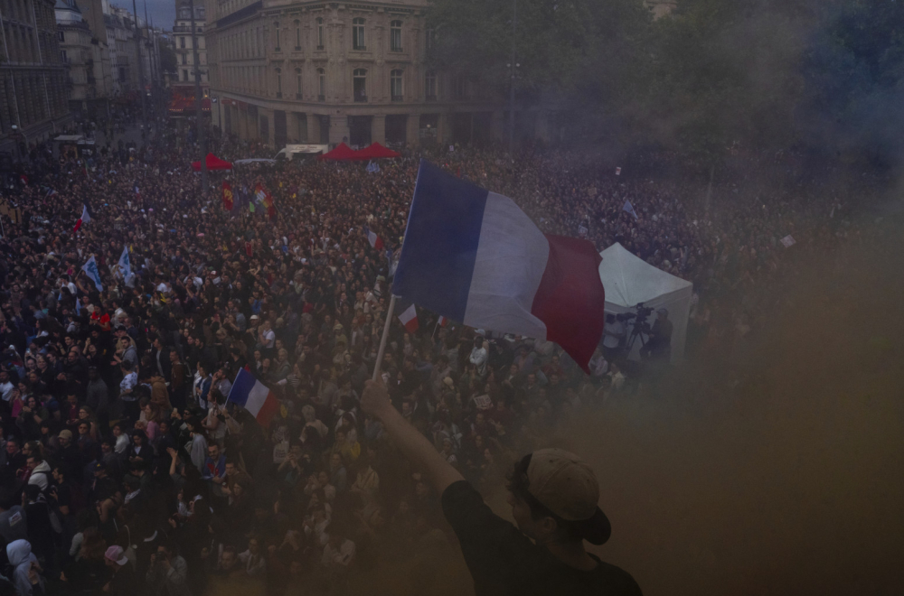 Francuska izvodi 30.000 policajaca na ulice