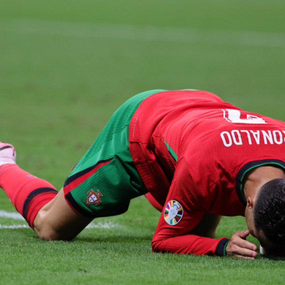 Poznata avio-kompanija zbija šale na račun uplakanog Ronalda FOTO