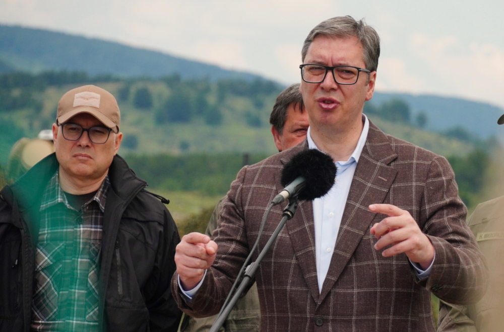 Vučić o podizanju albanskih bajraktara: "Da je neko drugo vreme ne bi se dugo zadržali u vazduhu" FOTO/VIDEO
