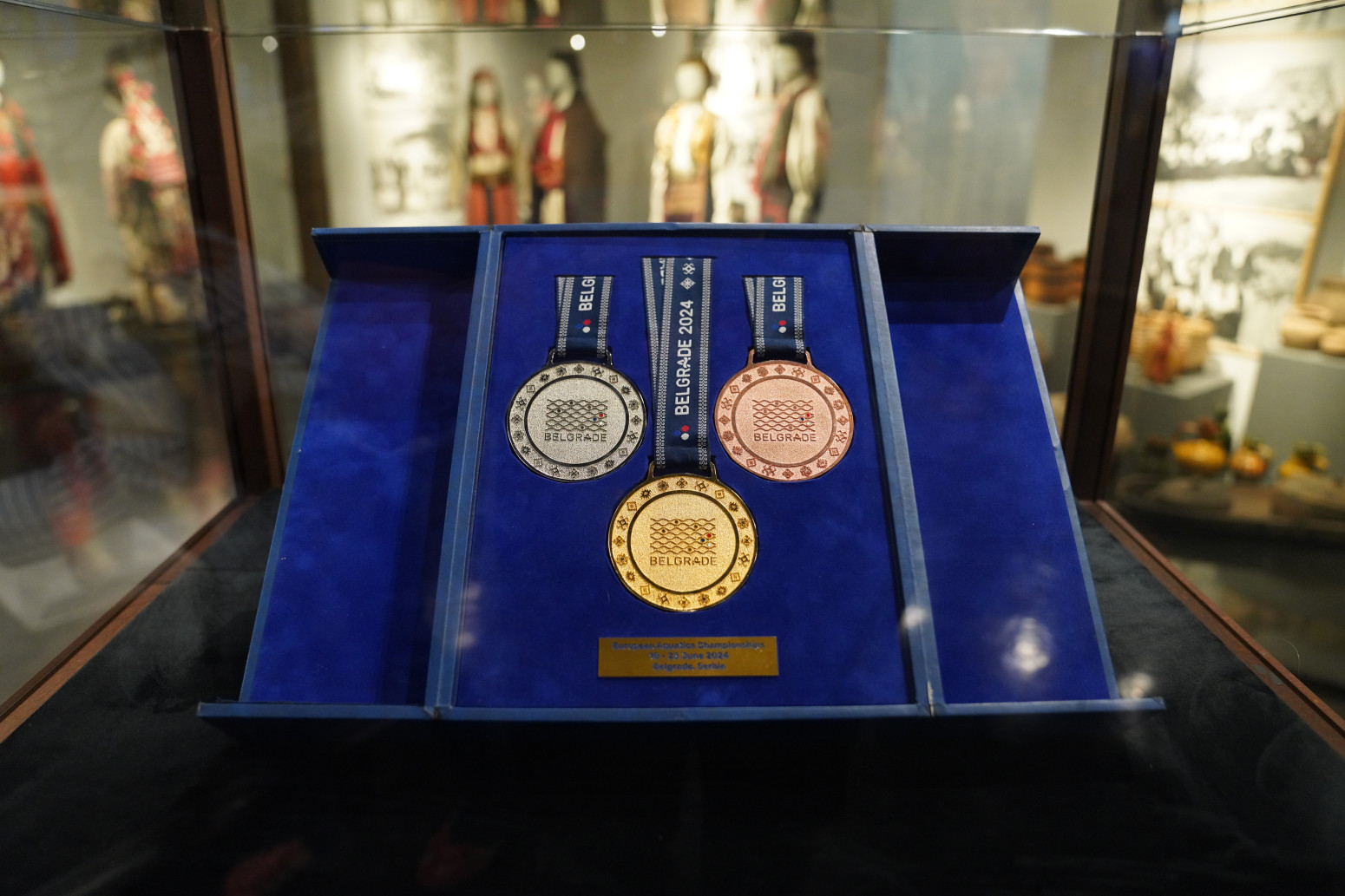 Medalje sa srpskom ornamentikom oko vrata evropskih sportista