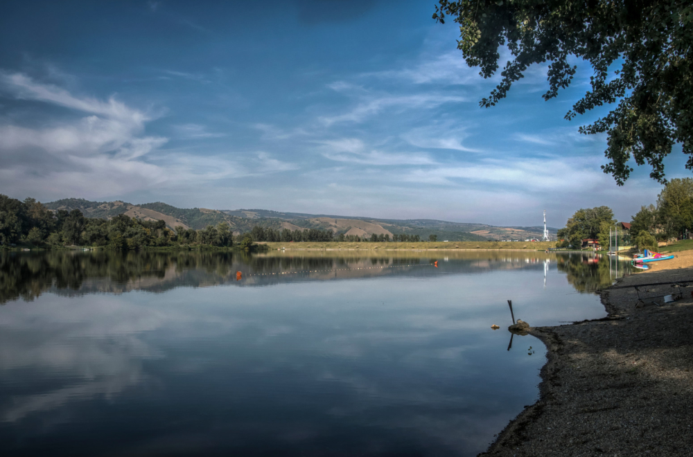 Tragedija na Srebrnom jezeru: Mladić ušao u vodu i nije isplivao; Radi se pretraga jezera