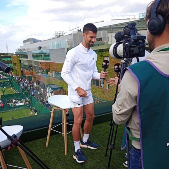 Prve fotografije Novakovog kolena bez steznika FOTO