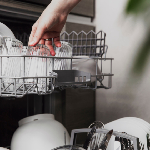 Evo zašto se plastika nikad ne osuši u mašini za pranje sudova