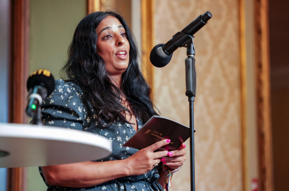 Ministarka kulture sve šokirala, usred govora pokazala gole grudi VIDEO