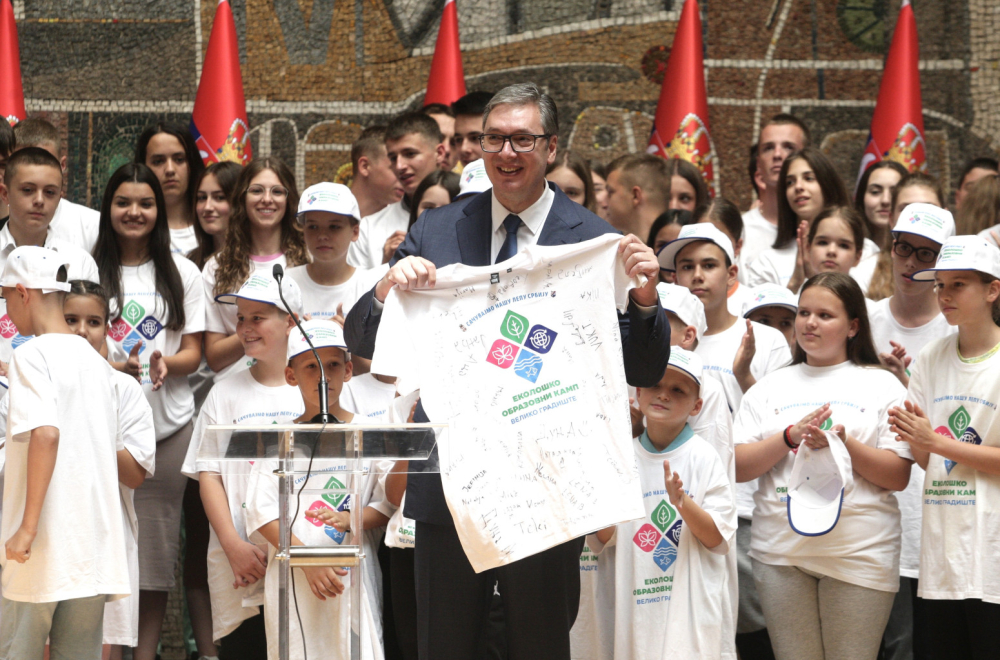 Vučić sa decom iz regiona i dijaspore: "Vi ste ti koji širite istinu o Srbiji, ponosni smo na vas"