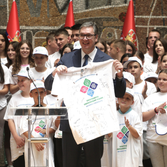 Vučić sa decom iz regiona i dijaspore: "Vi ste ti koji širite istinu o Srbiji, ponosni smo na vas"