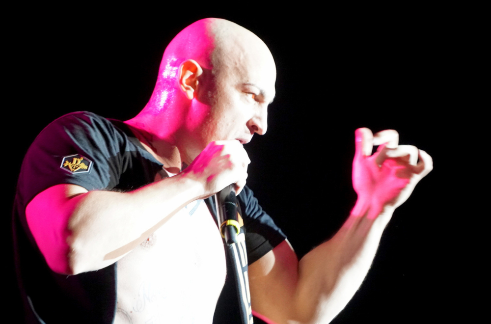 Ljudi u šoku: Desingerica na nastupu dečku iz publike stavio stopalo u usta FOTO