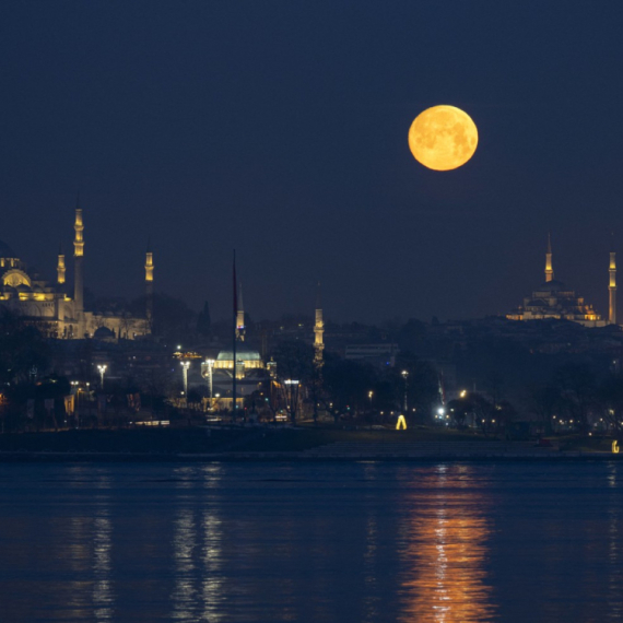 Neobična svetlost iznad Istanbula: Građani uznemireni; Oglasila se svemirska agencija VIDEO