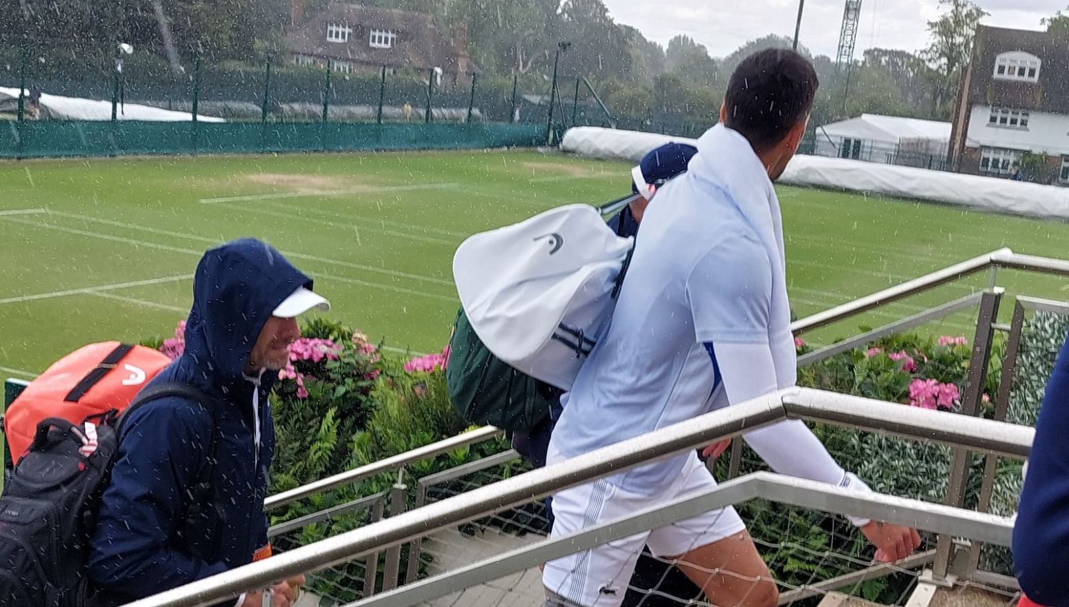 Pljusak prekinuo Novakov trening FOTO