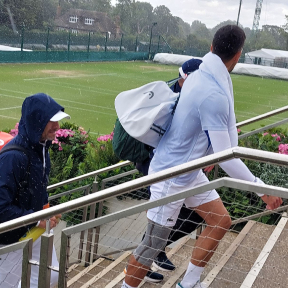 Pljusak prekinuo Novakov trening FOTO