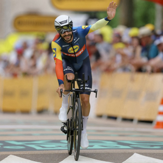 Profesionalni biciklista stao u toku trke da poljubi ženu i sina: Odmah stigla kazna