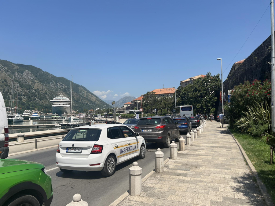 Totalni kolaps: Formirane dugačke kolone vozila FOTO