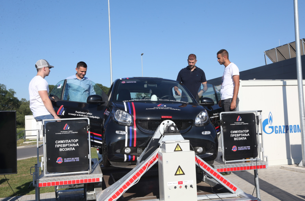 Agencija za bezbednost saobraćaja i kompanija NIS za bezbednost na putevima: "Na putu do nule - vežite se"