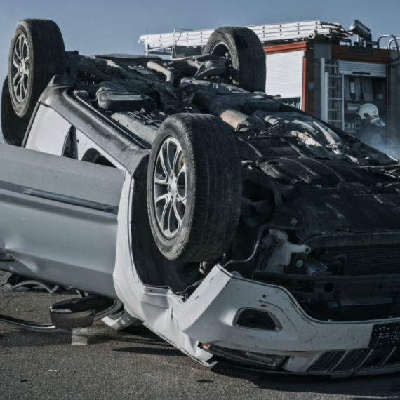 Saobraćajna nesreća kod Kruševca: Automobil završio na krovu, i to pored groblja FOTO