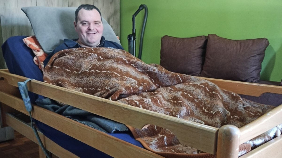 Tri godine nije izašao iz stana: Teško živi sa majkom, a rampa mu je jedini spas FOTO
