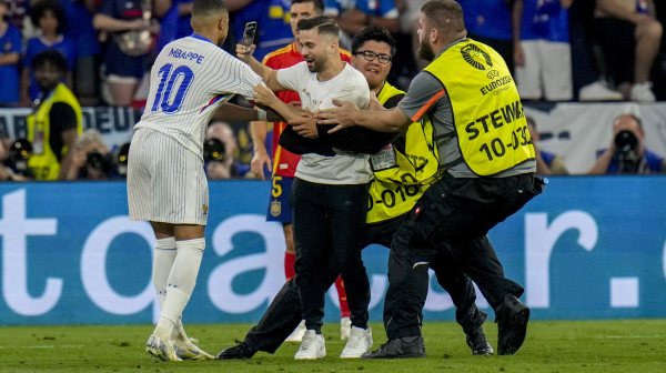 Navijače skupo koštalo utrčavanje na teren