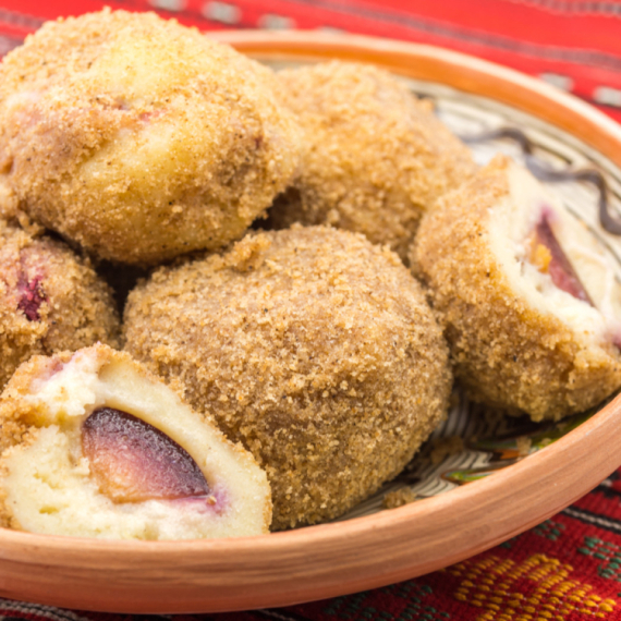 Knedle sa šljivama po receptu naših baka: Vratiće vas u detinjstvo