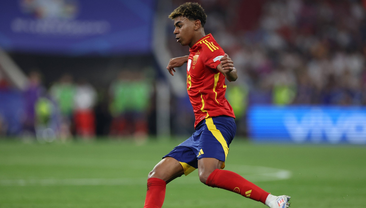 Jamal kopirao sopstveni gol Francuzima i oborio rekord Pelea VIDEO