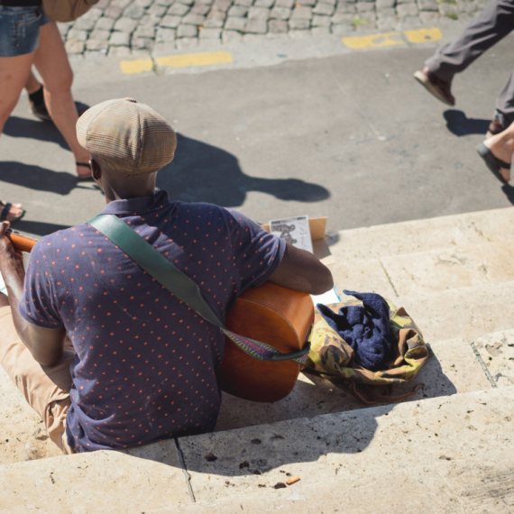 Afrikanac zapevao čuvenu narodnu pesmu: Snimak oduševio sve ljude sa Balkana VIDEO