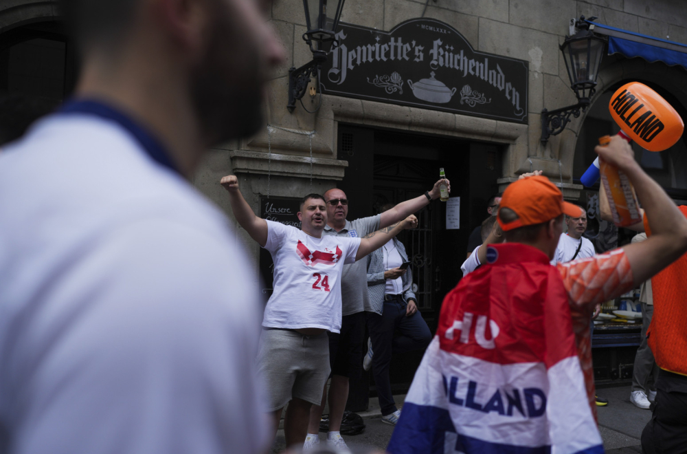 Englezi u bežaniji pred Holanđanima – letele stolice, flaše VIDEO