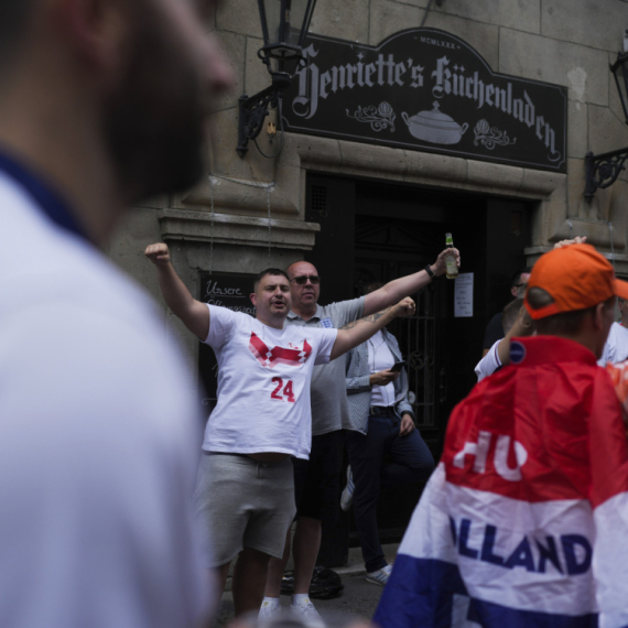 Englezi u bežaniji pred Holanđanima – letele stolice, flaše VIDEO