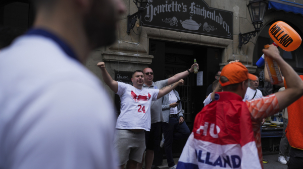 Englezi u bežaniji pred Holanđanima – letele stolice, flaše VIDEO