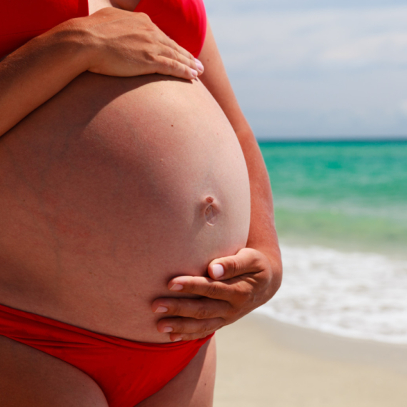 Trudnica izašla iz mora, a ono što je videla na stomaku je mnoge zaprepastilo VIDEO