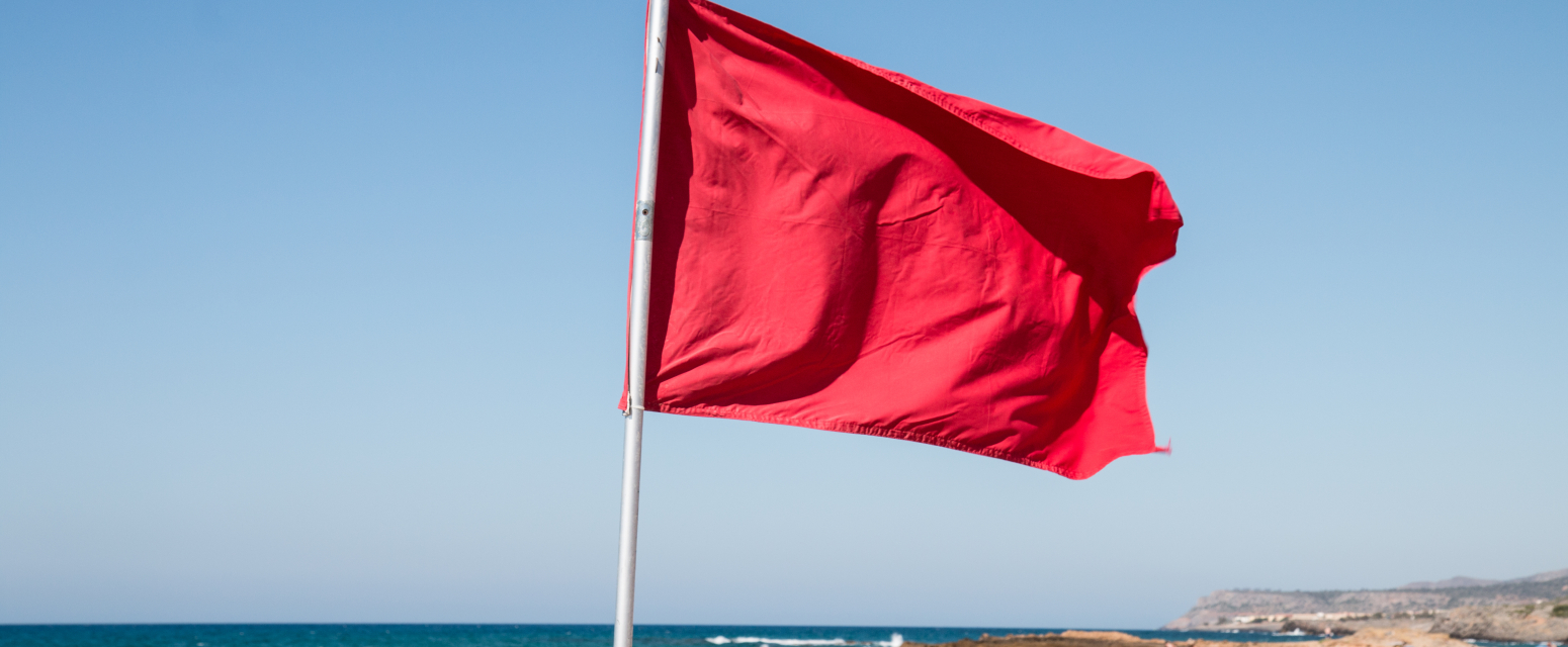 Velika opasnost, zabranjeno plivanje: Turisti moraju da znaju šta znače ova upozorenja na plažama