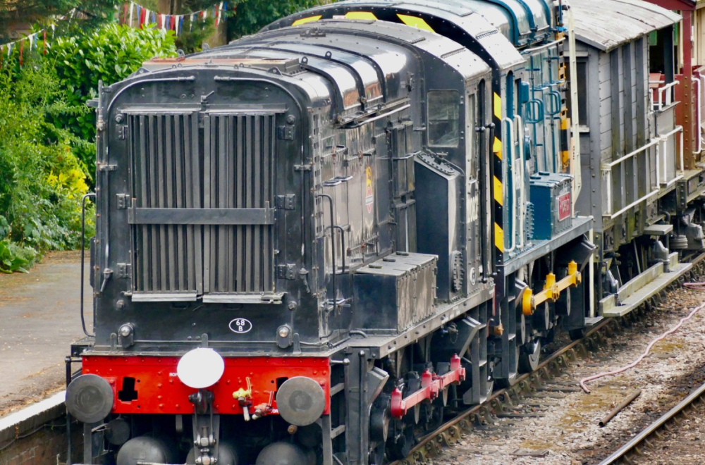 Otet voz sa više od 450 putnika; Naoružani napadači ih drže kao taoce; Ima povređenih FOTO/VIDEO