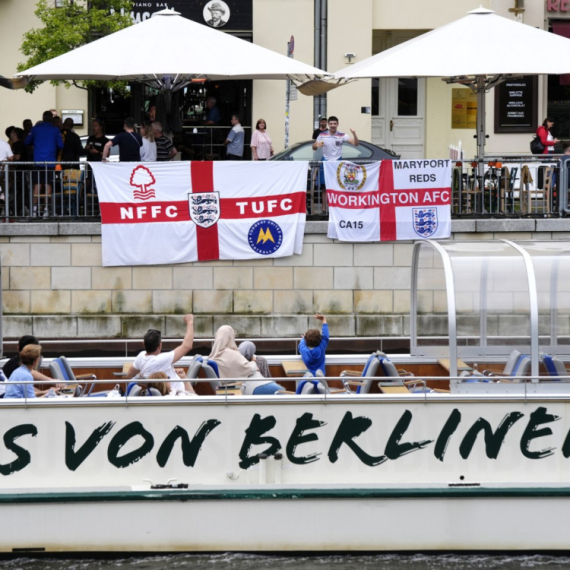 Englezi prozvali Nemce usred Berlina: "To nije smešno!" VIDEO