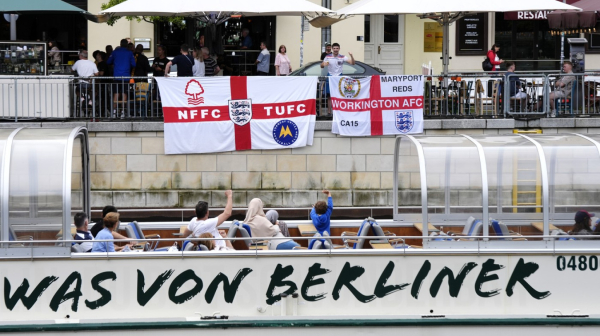 Englezi prozvali Nemce usred Berlina: "To nije smešno!" VIDEO