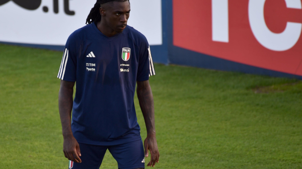 Napadač Fiorentine se obrukao na promociji – sve gledala i deca VIDEO