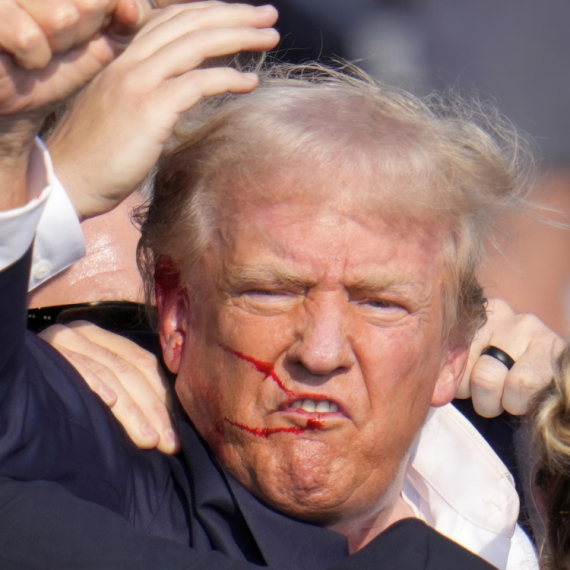 Objavljen snimak, reakcija šokirala sve: Šta radi žena iza Donalda? VIDEO