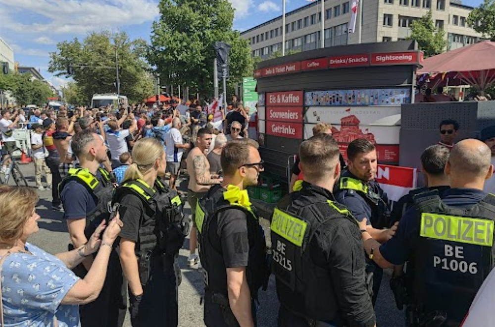 Lude scene u Berlinu: Španci i Englezi "grme" jedni pored drugih, policija u pripravnosti VIDEO