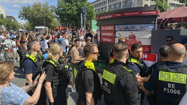 Lude scene u Berlinu: Španci i Englezi "grme" jedni pored drugih, policija u pripravnosti VIDEO