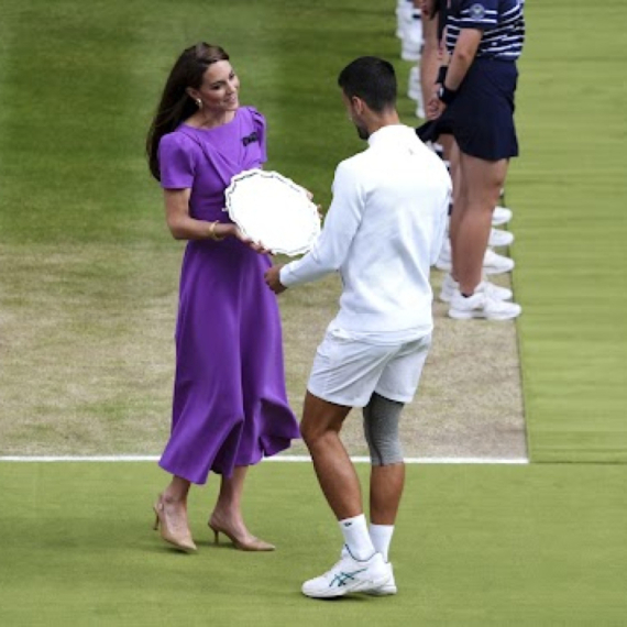 Kejt Midlton uručila trofej Đokoviću, on joj se poklonio: "Čast je biti u njenom prisustvu" FOTO