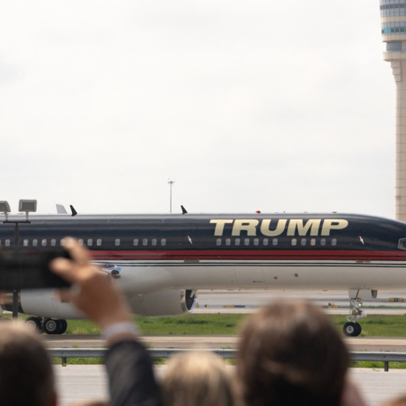 Sleteo je, vojska na aerodromu; Donald napravio identičan potez  VIDEO