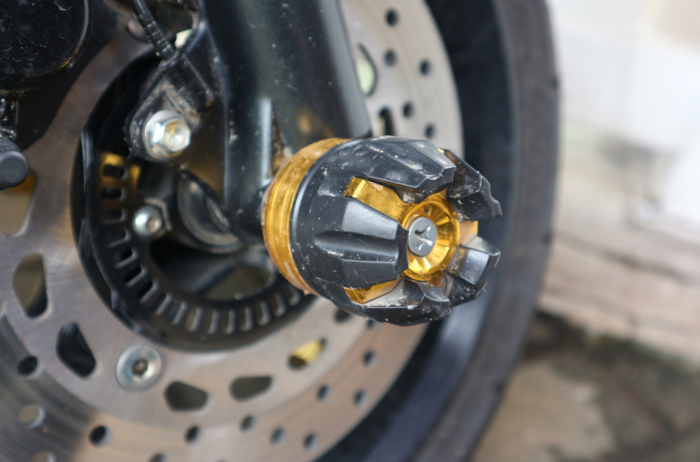 Zaštita motocikla pri padu: Šta su kreš barovi i slajderi i čemu služe