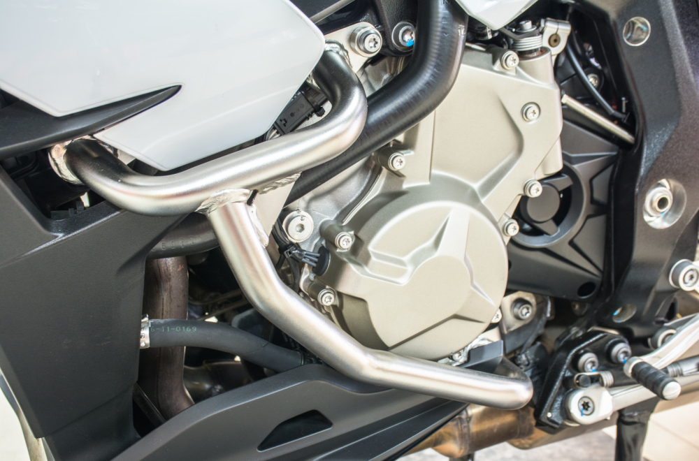 Zaštita motocikla pri padu: Šta su kreš barovi i slajderi i čemu služe