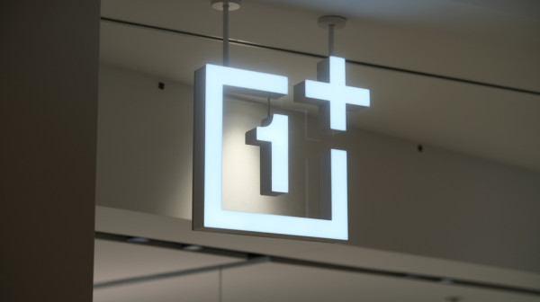 OnePlus 15 je sada dostupan globalno, a ovo su cene VIDEO