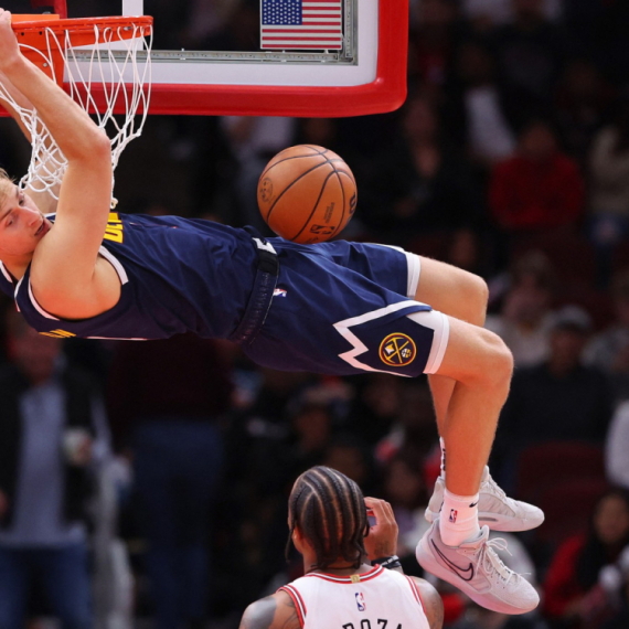 Kad nema Jokića, Tajson kolo vodi